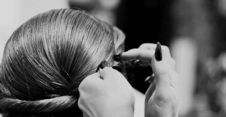 An die Steckfrisur wird letzte Hand angelegt