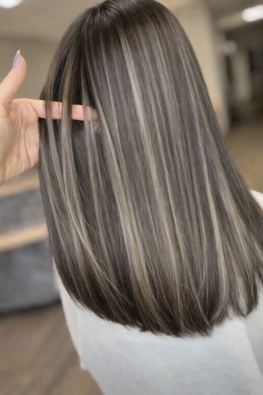 Dunkelbraunes Haar mit Highlights Dunkelbraunes Haar mit kühlen Highlights in Sachsenhagen