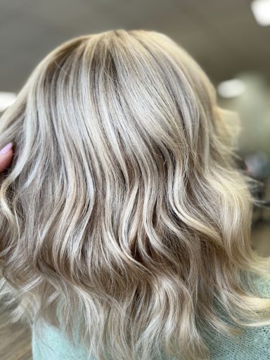 Blondierung mit weichen Wellen in Sachsenhage Kühles Blond mit soften Wellen – professionell veredelt beim Friseur in Sachsenhagen.