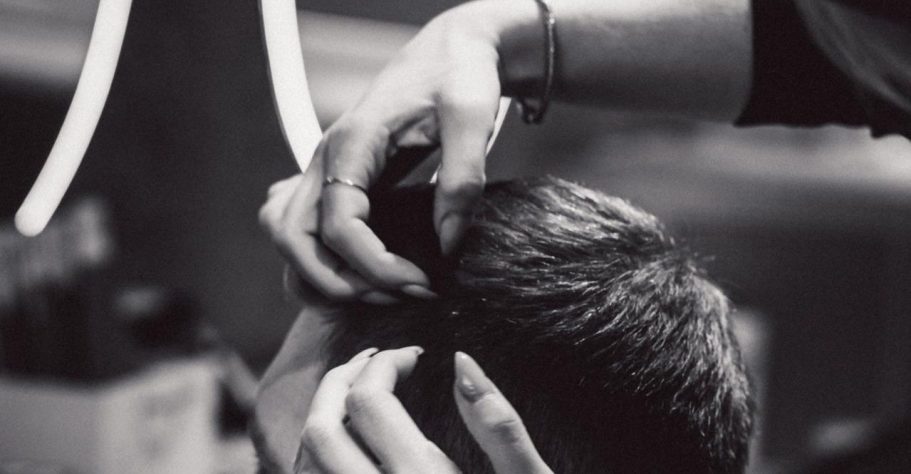 Cona frisiert das Haar eines Kunden für den besonderen Style