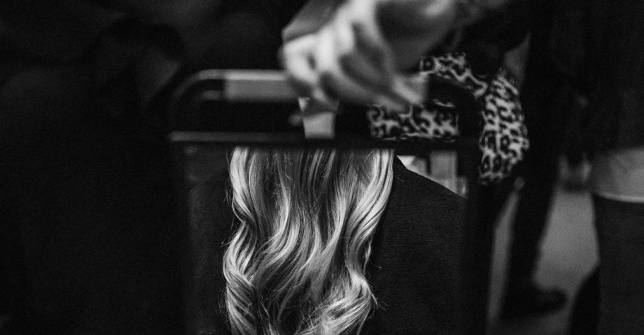 Die Kundin kann das Ergebnis im Spiegelsehen, wie schön Ihre gewellte Haarpracht aussehen.