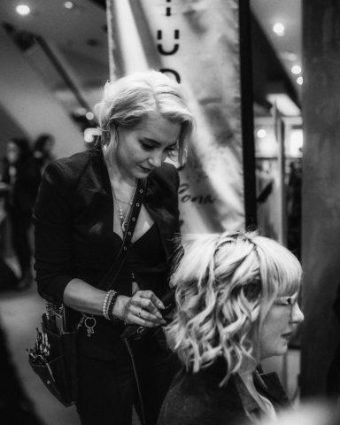 Cona beim individuellen Hairstyling Cona beim Styling einer modernen Frisur mit persönlicher Beratung im Salon in Sachsenhagen